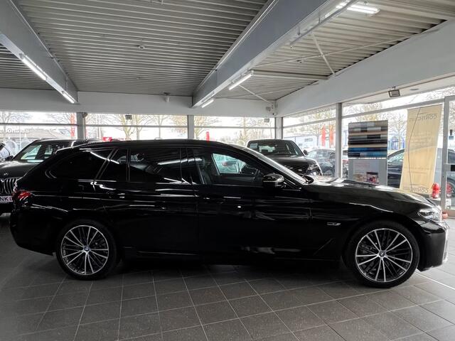 BMW 5-SERIE Touring 530e ** LED, NAVI+, LEDER, PANORAMA, ADAPT. CRUISE, SHADOW-LINE, 19-INCH LMV ** 1e EIG - UNFALLFREI ** ** INFORMEER OOK NAAR ONZE AANTREKKELIJKE FINANCIAL-LEASE TARIEVEN **