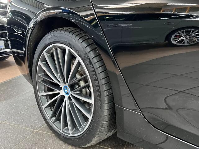 BMW 5-SERIE Touring 530e ** LED, NAVI+, LEDER, PANORAMA, ADAPT. CRUISE, SHADOW-LINE, 19-INCH LMV ** 1e EIG - UNFALLFREI ** ** INFORMEER OOK NAAR ONZE AANTREKKELIJKE FINANCIAL-LEASE TARIEVEN **