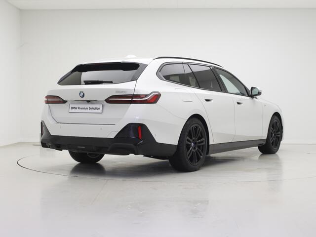 BMW 5-SERIE Touring 520i M-Sport | Driving Assistant Plus | Harman Kardon | Panorama | Standkachel | Trekhaak | Mild Hybid