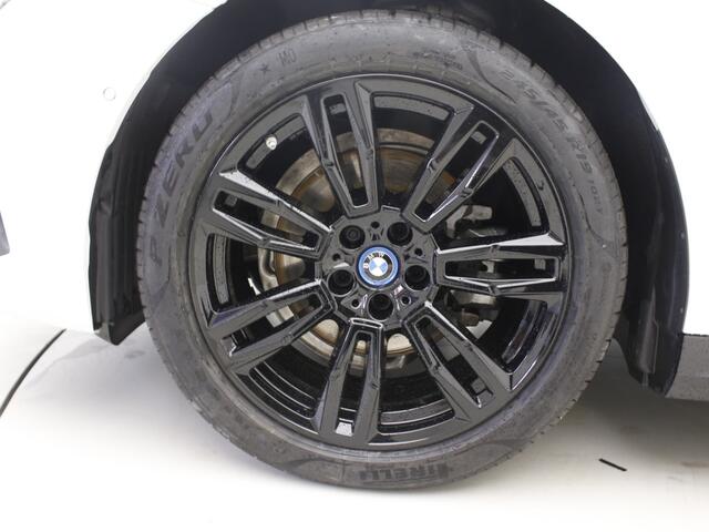 BMW 5-SERIE Touring 520i M-Sport | Driving Assistant Plus | Harman Kardon | Panorama | Standkachel | Trekhaak | Mild Hybid