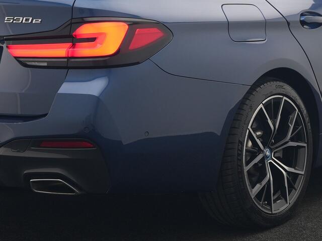 BMW 5-SERIE Touring 530e M Sport PHEV 293pk Dealer O.H. | Panodak | Adaptive Cruise | 360 Camera | Harman / Kardon | Lederen Comfortzetels Memory & Verwarmd | Adaptive LED | Apple Carplay | Blis | Sfeerverlichting | Navigatie | DAB | Plug In Hybrid |