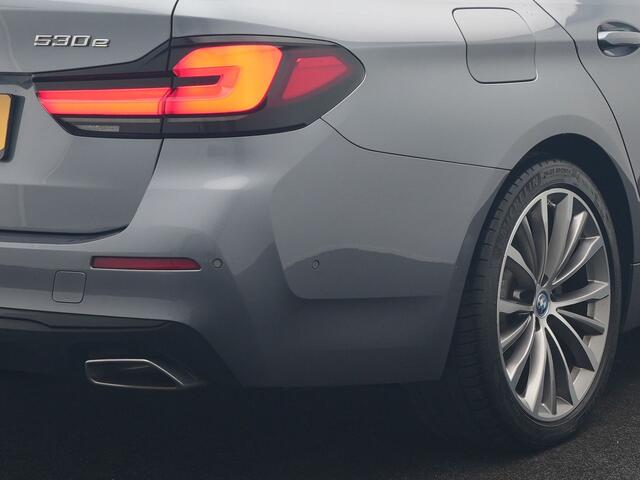 BMW 5-SERIE Touring 530e Business Edition Plus PHEV 293pk Dealer O.H. | Trekhaak Af Fabriek | Adaptive Cruise | 360 Camera | Lederen Comfortzetels Verwarmd | Blis | Apple Carplay | Hifi Audio | 19"L.M | Plug In Hybrid |