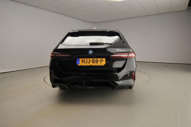 BMW 5-SERIE Touring 530e | M-Sportpakket | LED | Leder | HUD | Active cruise | Trekhaak | Panoramadak | DAB | Harman-kardon sound | Alu 20 inch