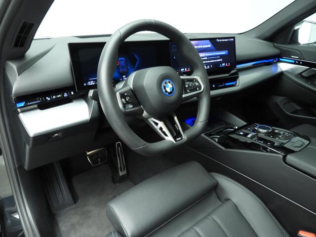 BMW 5-SERIE Touring 530e | M-Sportpakket | LED | Leder | HUD | Active cruise | Trekhaak | Panoramadak | DAB | Harman-kardon sound | Alu 20 inch