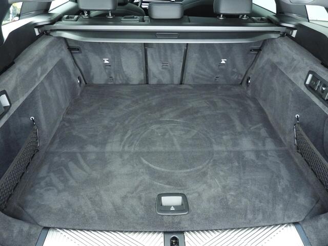 BMW 5-SERIE Touring 530e | M-Sportpakket | LED | Leder | HUD | Active cruise | Trekhaak | Panoramadak | DAB | Harman-kardon sound | Alu 20 inch