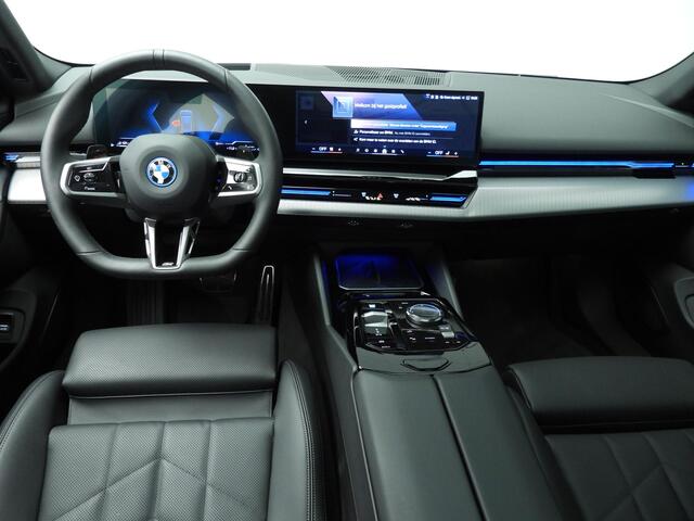 BMW 5-SERIE Touring 530e | M-Sportpakket | LED | Leder | HUD | Active cruise | Trekhaak | Panoramadak | DAB | Harman-kardon sound | Alu 20 inch