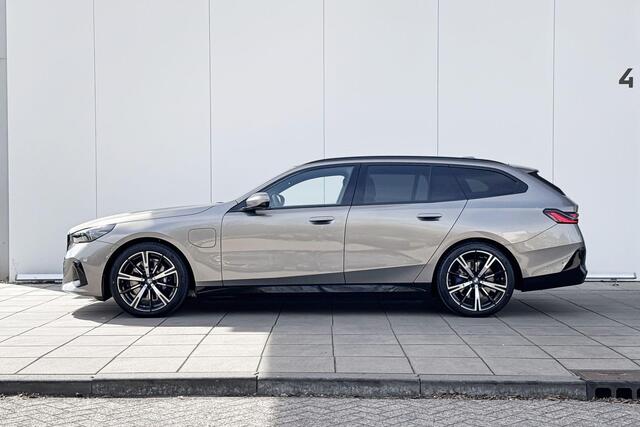BMW 5-SERIE Touring 530e M Sport Edition M-Sport / Trekhaak / Glazen Dak / Driving Assistant Plus / 20 inch