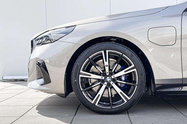 BMW 5-SERIE Touring 530e M Sport Edition M-Sport / Trekhaak / Glazen Dak / Driving Assistant Plus / 20 inch