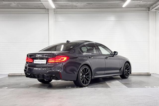 BMW 5-SERIE Sedan 520i High Executive | M Sportpakket | BMW Display Key | Head-Up Display | Stoelverwarming | Comfort Access | Panoramadak