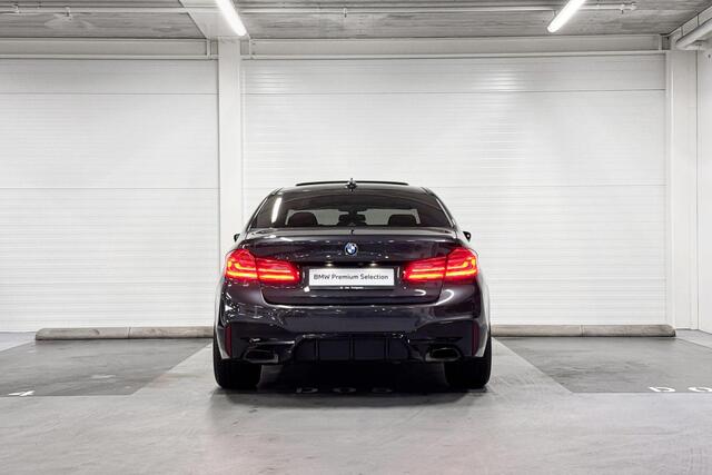 BMW 5-SERIE Sedan 520i High Executive | M Sportpakket | BMW Display Key | Head-Up Display | Stoelverwarming | Comfort Access | Panoramadak