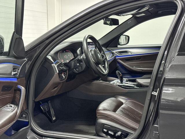 BMW 5-SERIE Sedan 520i High Executive | M Sportpakket | BMW Display Key | Head-Up Display | Stoelverwarming | Comfort Access | Panoramadak