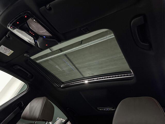 BMW 5-SERIE Sedan 520i High Executive | M Sportpakket | BMW Display Key | Head-Up Display | Stoelverwarming | Comfort Access | Panoramadak