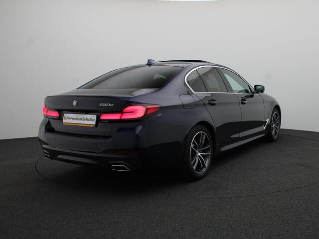 BMW 5-SERIE Sedan 530e High Executive | M Sportpakket | Parking Pack| Stuurwielrand Verwarmd | Schuifdak | Laserlight | Head-Up Display | Haraman Kardon | 18''
