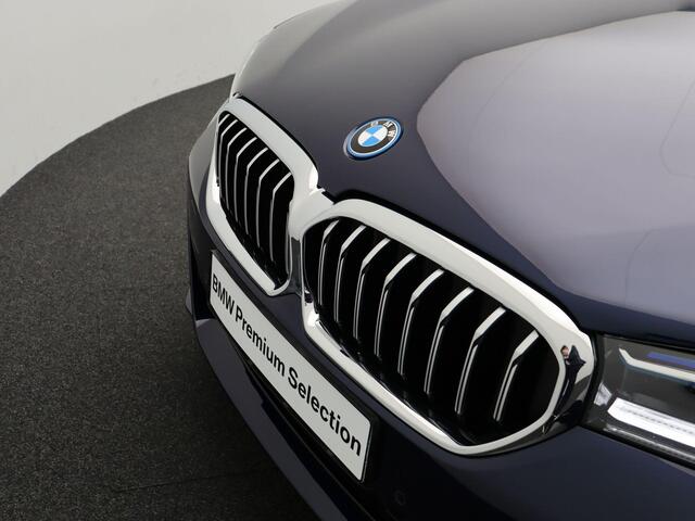 BMW 5-SERIE Sedan 530e High Executive | M Sportpakket | Parking Pack| Stuurwielrand Verwarmd | Schuifdak | Laserlight | Head-Up Display | Haraman Kardon | 18''