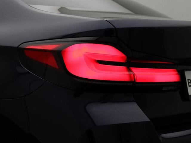 BMW 5-SERIE Sedan 530e High Executive | M Sportpakket | Parking Pack| Stuurwielrand Verwarmd | Schuifdak | Laserlight | Head-Up Display | Haraman Kardon | 18''