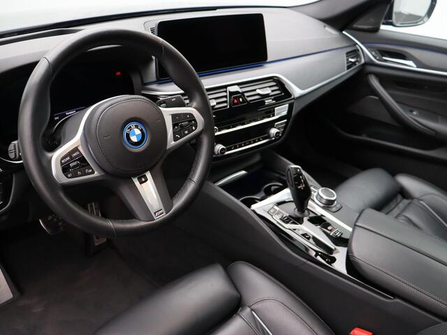 BMW 5-SERIE Sedan 530e High Executive | M Sportpakket | Parking Pack| Stuurwielrand Verwarmd | Schuifdak | Laserlight | Head-Up Display | Haraman Kardon | 18''
