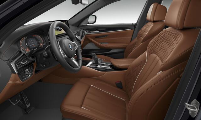 BMW 5-SERIE Touring 540i xDrive M-Sport | Panorama | CoPilot | Trekhaak | Lederen Dash | 20" | Individual Leder | Ventilatie+Massage | SoftClose |