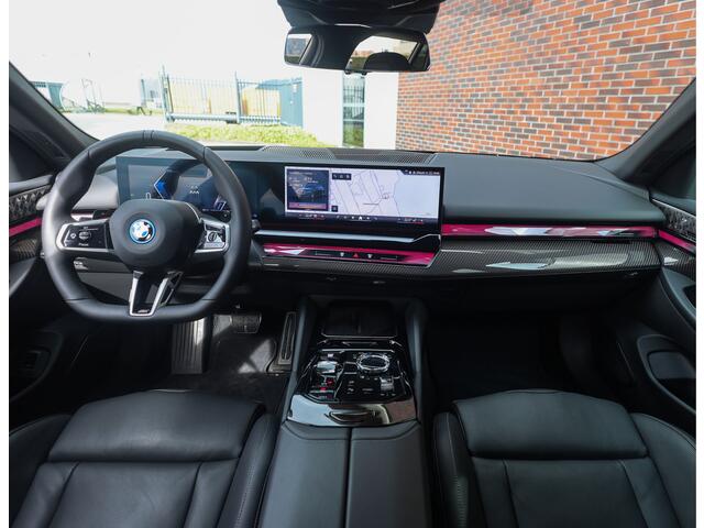 BMW 5-SERIE Touring 550e xDrive | M Performance - Pano - Trekhaak