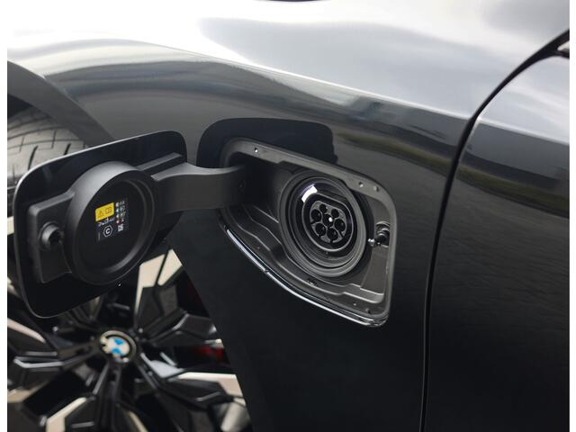 BMW 5-SERIE Touring 550e xDrive | M Performance - Pano - Trekhaak