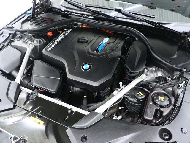 BMW 5-SERIE Touring 530e M Sport Shadow Line | LaserLED | Trekhaak | Harman/Kardon | 360 | HUD | Sfeerlicht | Keyless | Carplay