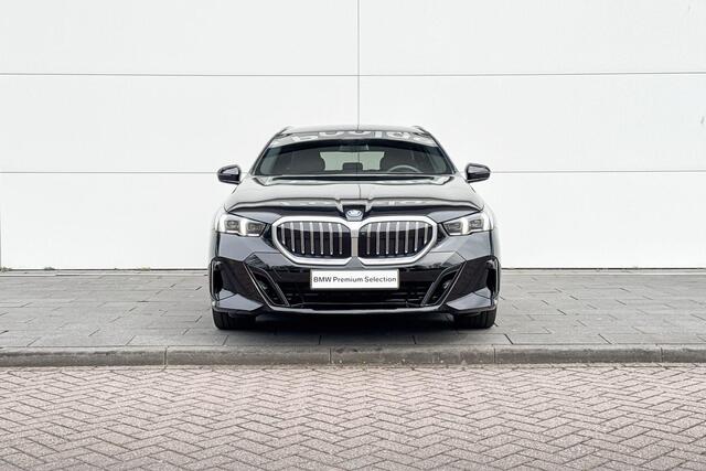 BMW 5-SERIE Touring 530e M Sport Edition | Driving Assistant Professional | Trekhaak | Innovation Pack
