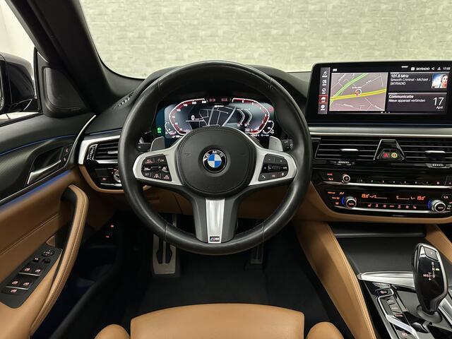 BMW 5-SERIE Touring 530e M-Sport | Panorama | 360 Camera | ACC | Harman-Kardon | Trekhaak | Keyless-Entry | Leder | Rij-Assist Pro | 19'' | Sfeerverlichting | Carplay | LED | Zonwering | Standkachel | Draadloos Laden | Dealer onderhouden |