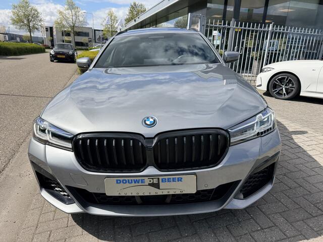 BMW 5-SERIE Touring 530e High Executive M Sport Pano-Dak | Trekhaak | Adapt. Cruise | Leer | HUD | Camera |