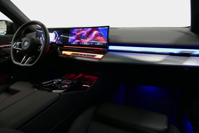 BMW 5-SERIE 530e M Sport Edition / M5 Look / M Sport Bodykit / Panoramadak / Stoelkoeling & -verwarming / Iconic Glow / Harman Kardon / Elektr. verstelbare voorstoelen (links memory) / HUD / Rondomzichtcamera / Apple Carplay - Android Auto / Achterbank verwarming / D