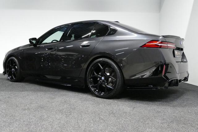 BMW 5-SERIE 530e M Sport Edition / M5 Look / M Sport Bodykit / Panoramadak / Stoelkoeling & -verwarming / Iconic Glow / Harman Kardon / Elektr. verstelbare voorstoelen (links memory) / HUD / Rondomzichtcamera / Apple Carplay - Android Auto / Achterbank verwarming / D