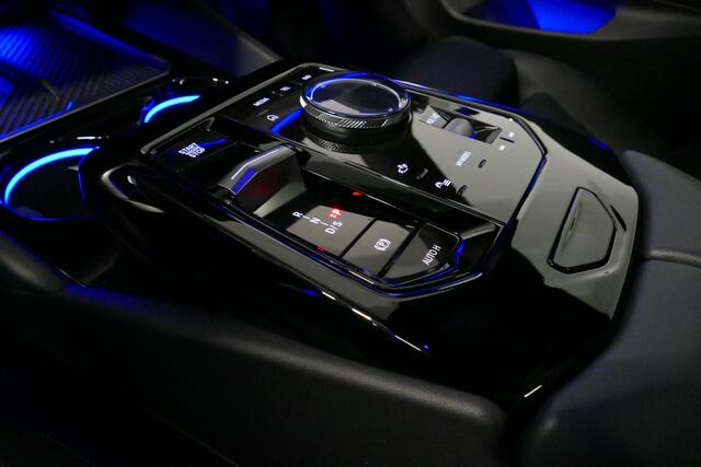 BMW 5-SERIE 530e M Sport Edition / M5 Look / M Sport Bodykit / Panoramadak / Stoelkoeling & -verwarming / Iconic Glow / Harman Kardon / Elektr. verstelbare voorstoelen (links memory) / HUD / Rondomzichtcamera / Apple Carplay - Android Auto / Achterbank verwarming / D