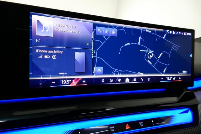 BMW 5-SERIE 530e M Sport Edition / M5 Look / M Sport Bodykit / Panoramadak / Stoelkoeling & -verwarming / Iconic Glow / Harman Kardon / Elektr. verstelbare voorstoelen (links memory) / HUD / Rondomzichtcamera / Apple Carplay - Android Auto / Achterbank verwarming / D