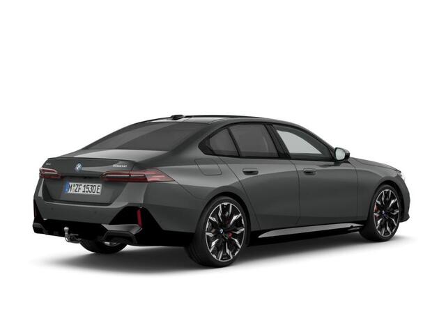BMW 5-SERIE 550e xDrive M Sportpakket Pro | Innovation Pack | Comfort Pack | Travel Pack | Parking Assistent Professional | Driving Assistent Professional
