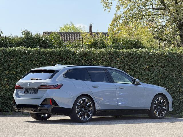 BMW 5-SERIE Touring 550e xDrive | M-Sport Pro | Panorama | Driv. Ass. Prof. | Harman/Kardon | 21'' | Elek. Trekhaak | Stuur + Stoelverw.