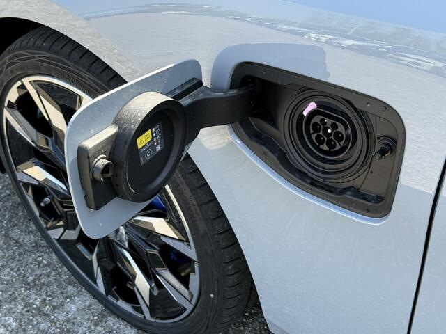 BMW 5-SERIE Touring 550e xDrive | M-Sport Pro | Panorama | Driv. Ass. Prof. | Harman/Kardon | 21'' | Elek. Trekhaak | Stuur + Stoelverw.