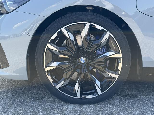 BMW 5-SERIE Touring 550e xDrive | M-Sport Pro | Panorama | Driv. Ass. Prof. | Harman/Kardon | 21'' | Elek. Trekhaak | Stuur + Stoelverw.