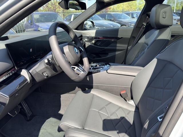 BMW 5-SERIE Touring 550e xDrive | M-Sport Pro | Panorama | Driv. Ass. Prof. | Harman/Kardon | 21'' | Elek. Trekhaak | Stuur + Stoelverw.