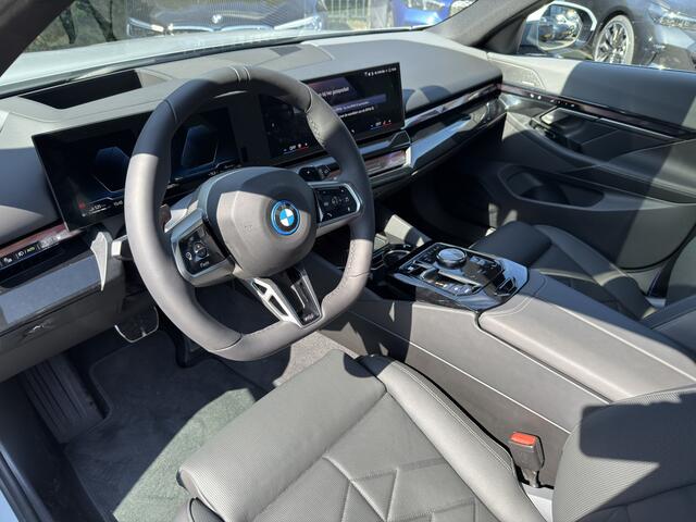 BMW 5-SERIE Touring 550e xDrive | M-Sport Pro | Panorama | Driv. Ass. Prof. | Harman/Kardon | 21'' | Elek. Trekhaak | Stuur + Stoelverw.