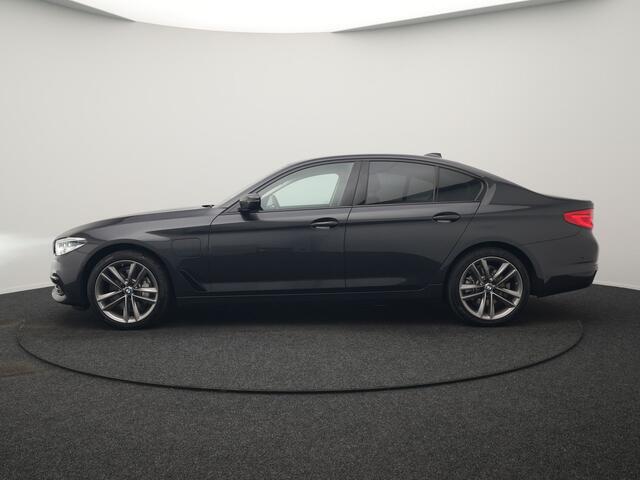 BMW 5-SERIE 530e iPerformance Sportline PHEV 252pk | Adaptive Cruise | Camera | Sportstoelen Verwarmd | 19"L.M | Adaptive LED | Sfeerverlichting | Apple Carplay |