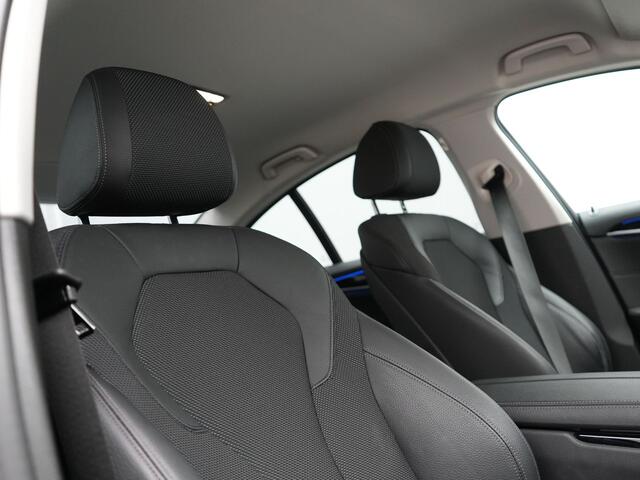 BMW 5-SERIE 530e iPerformance Sportline PHEV 252pk | Adaptive Cruise | Camera | Sportstoelen Verwarmd | 19"L.M | Adaptive LED | Sfeerverlichting | Apple Carplay |