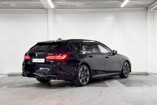 BMW 5-SERIE Touring 530e M Sport Edition | Harman/Kardon | Driving Assistant Professional | Parking Assistant Plus | Stoelverwarming | Comfort Access