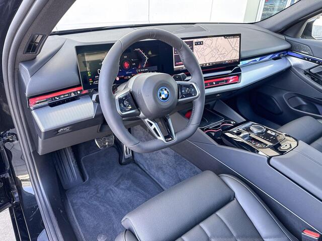 BMW 5-SERIE Sedan 530e M-Sport / Trekhaak / Glazendak / 20 inch / Driving Assistant Plus