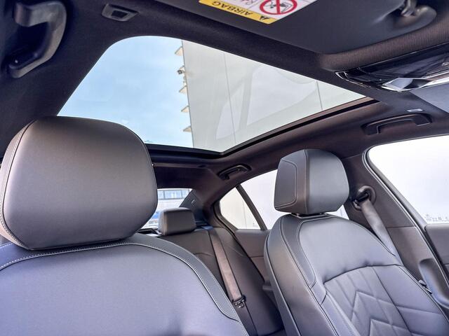 BMW 5-SERIE Sedan 530e M-Sport / Trekhaak / Glazendak / 20 inch / Driving Assistant Plus