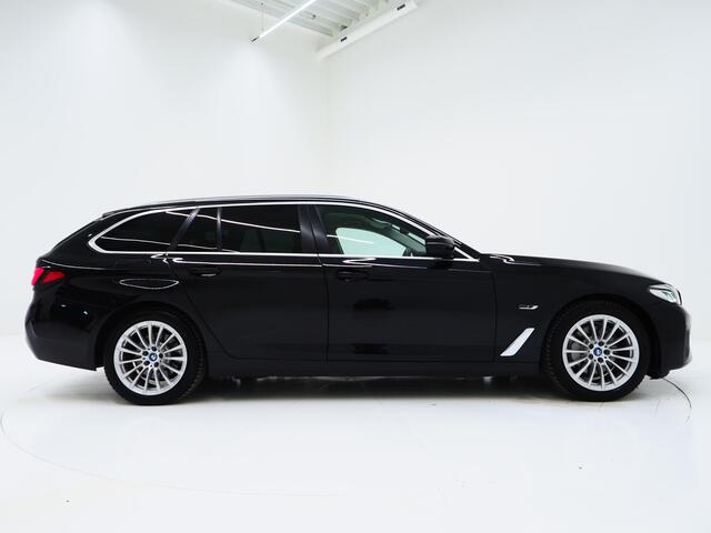 BMW 5-SERIE Touring 530e xDrive | LED Grille | Trekhaak | Leder | Adaptive Cruise | HUD | Keyless | Camera | Carplay