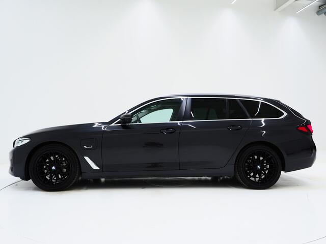 BMW 5-SERIE Touring 520e | Panoramadak | LED Grille | Trekhaak | Leder | HUD | 360 | Dodehoek | Sfeerlicht | Memory | Carplay