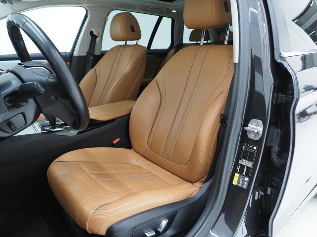 BMW 5-SERIE Touring 520e | Panoramadak | LED Grille | Trekhaak | Leder | HUD | 360 | Dodehoek | Sfeerlicht | Memory | Carplay