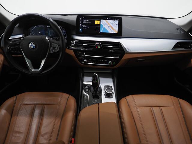 BMW 5-SERIE Touring 520e | Panoramadak | LED Grille | Trekhaak | Leder | HUD | 360 | Dodehoek | Sfeerlicht | Memory | Carplay
