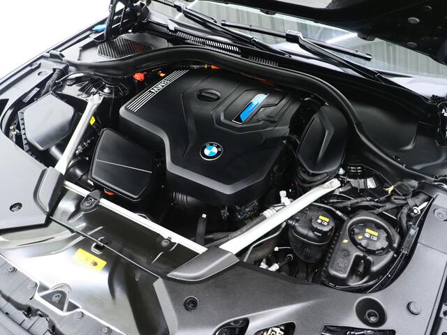 BMW 5-SERIE Touring 520e | Panoramadak | LED Grille | Trekhaak | Leder | HUD | 360 | Dodehoek | Sfeerlicht | Memory | Carplay