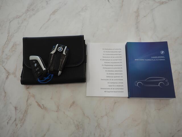 BMW 5-SERIE Touring 520e | Panoramadak | LED Grille | Trekhaak | Leder | HUD | 360 | Dodehoek | Sfeerlicht | Memory | Carplay