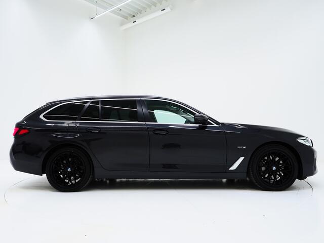 BMW 5-SERIE Touring 520e | Panoramadak | LED Grille | Trekhaak | Leder | HUD | 360 | Dodehoek | Sfeerlicht | Memory | Carplay