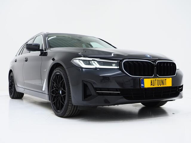 BMW 5-SERIE Touring 520e | Panoramadak | LED Grille | Trekhaak | Leder | HUD | 360 | Dodehoek | Sfeerlicht | Memory | Carplay